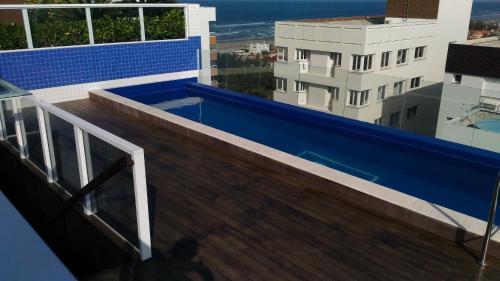 uma piscina no telhado de um prédio em 02 suítes em Capão da Canoa - Ed Maui em Capão da Canoa