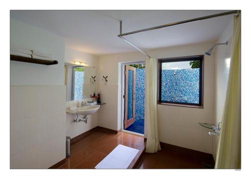 baño con lavabo y ventana en Sterling Kanha en Kānha