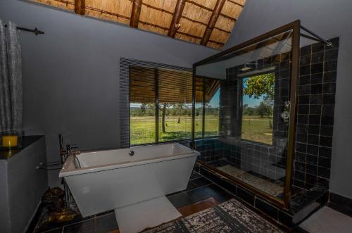 Kupaonica u objektu Nkorho Bush Lodge