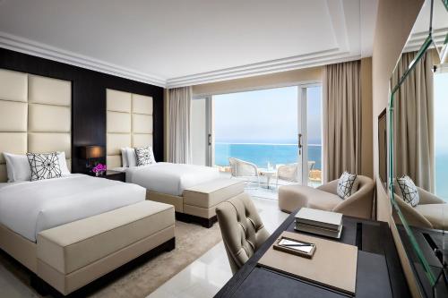 Postel nebo postele na pokoji v ubytování Fairmont Fujairah Beach Resort