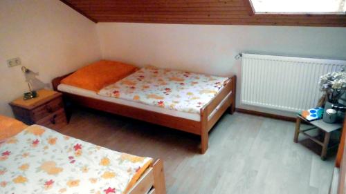 a small bedroom with two beds and a window at Leitingerhof in Thalgau