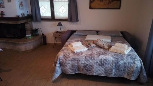 1 dormitorio con 1 cama con toallas en B & B LE TRE B, en Fano