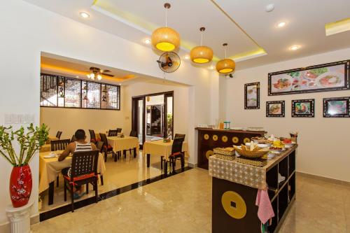 A restaurant or other place to eat at Pham Gia Boutique Villa