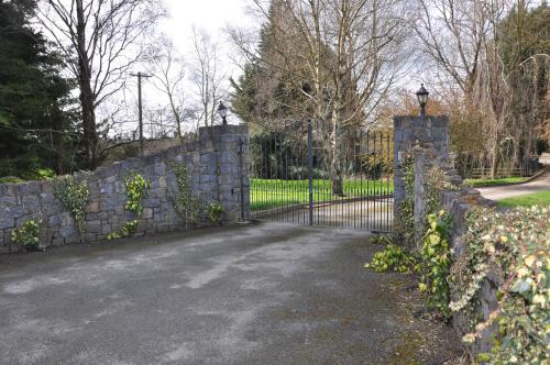 Vonkajšia záhrada v ubytovaní Delphi Lodge