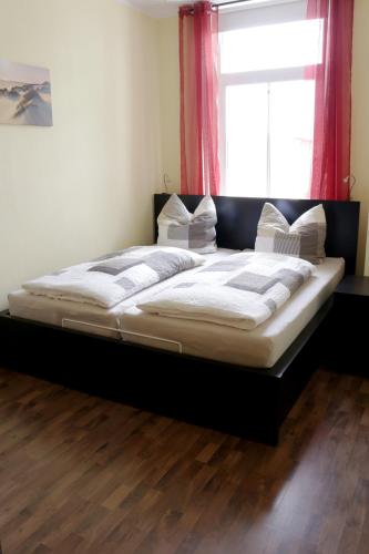 a bedroom with a large bed with a window at Ferienwohnung Luisenstraße in Görlitz
