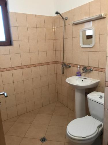 Ett badrum på Kladenetsa Guest House
