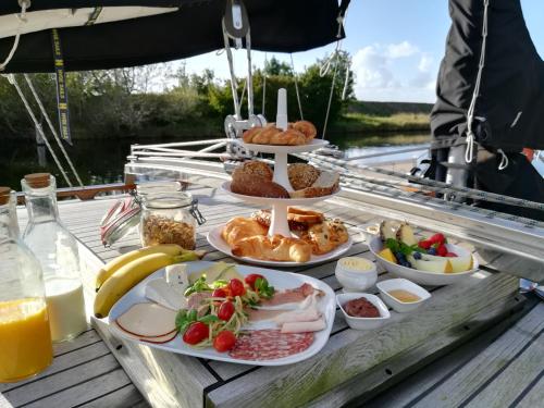 een dienblad met eten op een tafel bij Privé B&B Zeilboot Noorderlicht in Kamperland