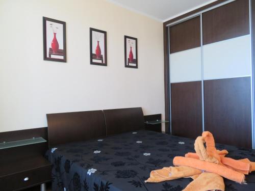 Tempat tidur dalam kamar di Apartments Sirena First Line - Апартаменти Сирена на първа линия