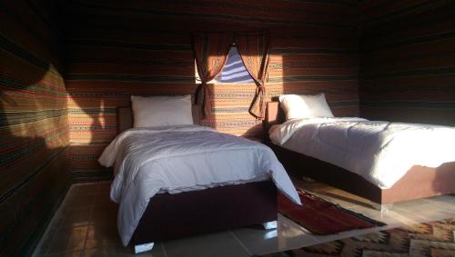 Cama o camas de una habitación en Beyond Wadi Rum Camp