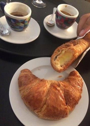 een tafel met twee borden croissants en twee kopjes koffie bij Nonna Bruna in Matera