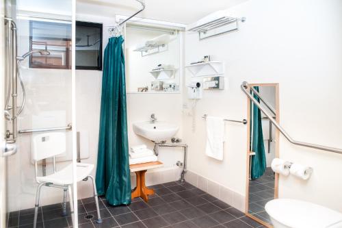 Ένα μπάνιο στο Pegasus Motor Inn and Serviced Apartments