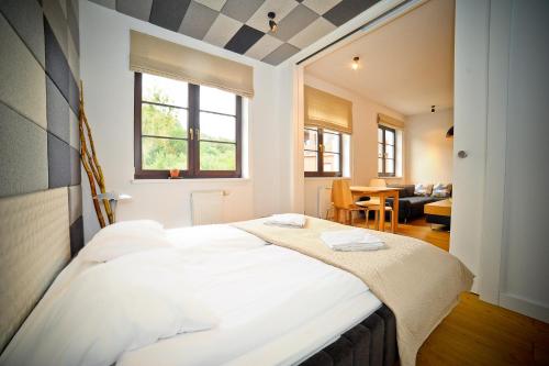 グディニャにあるKolibki Apartment - Hav Apartsのベッドルーム(大型ベッド1台付)、リビングルームが備わります。