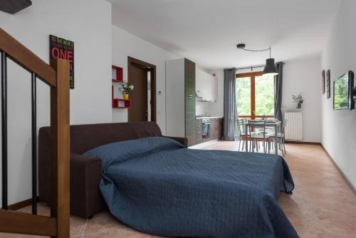 een woonkamer met een bed en een bank bij Dimora Ronchi in Ronchi
