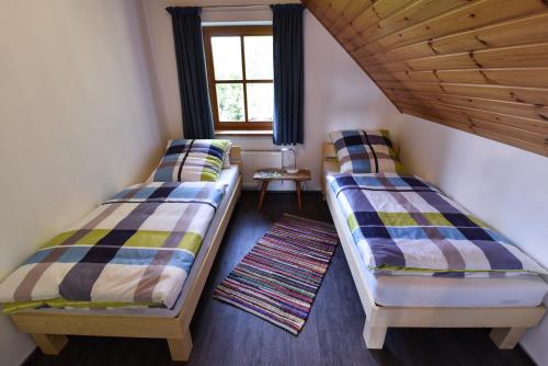 Säng eller sängar i ett rum på Ferienwohnung Waldblick