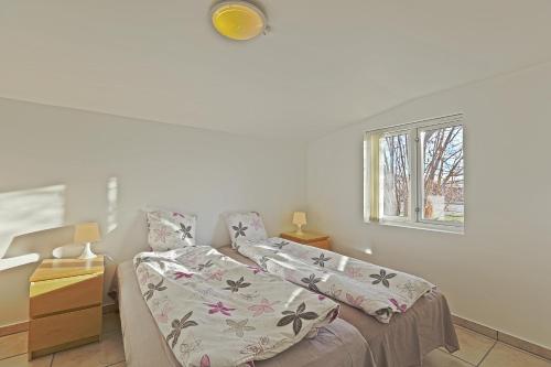 1 dormitorio con cama y ventana en Strandens Apartment en Ishøj