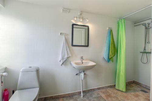 Kylpyhuone majoituspaikassa Strandens Apartment