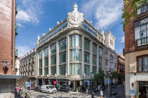 un gran edificio en una calle de una ciudad en Room Mate Alicia, en Madrid