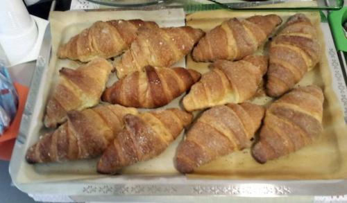 una bandeja con un montón de croissants en una mesa en Bed & Breakfast Travellers, en Nápoles