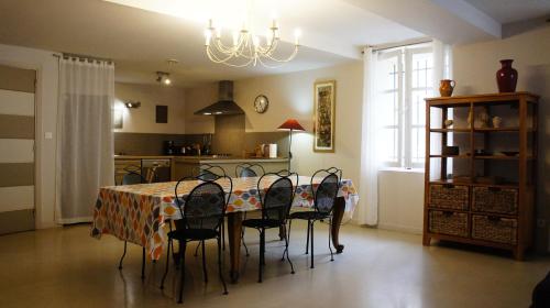 アヴィニョンにあるLa Carreterieのダイニングルーム(テーブル、椅子付)、キッチン