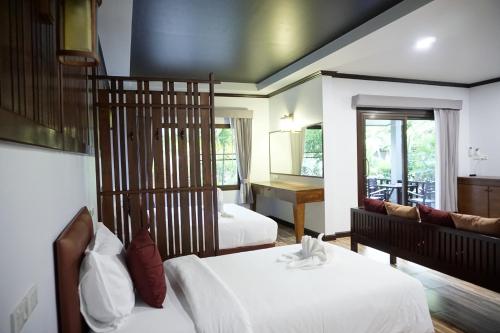 A bed or beds in a room at Lamai Inn 99 Bungalows