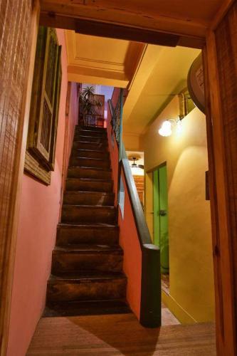 una escalera en un edificio con escalera en Green House, en Tainan