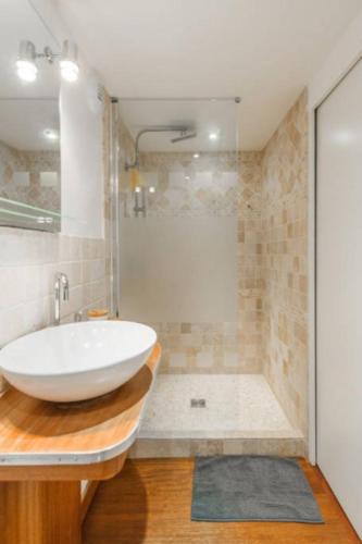 une salle de bain avec un lavabo blanc et une douche dans l'établissement Le Malleret, Centre-ville, Parking gratuit, à Bordeaux