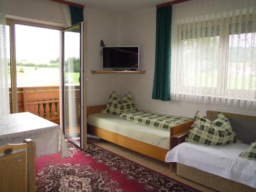 Postel nebo postele na pokoji v ubytování Gästehaus Jedinger