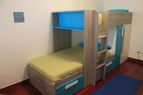 フンシャルにあるCasa Del Marの二段ベッドが備わるドミトリールームのベッド1台分です。