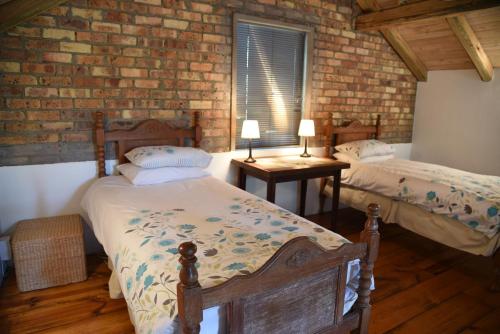 Un pat sau paturi într-o cameră la Molly's Cottage