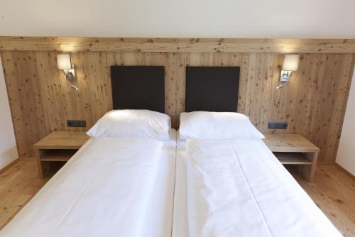 Una cama o camas en una habitación de Alpenresidenz Ötztal