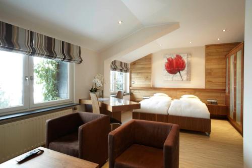 a hotel room with a bed and a table and chairs at Sporthotel Leweck in Lipperscheid