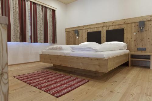 Tempat tidur dalam kamar di Alpenresidenz Ötztal