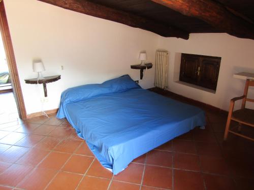 um quarto com uma cama azul num quarto em Magnifica Casa em Mendicino