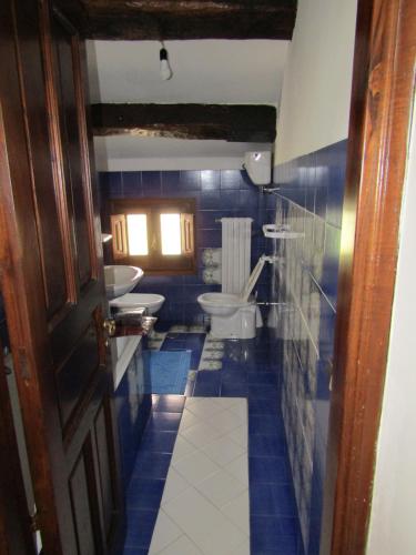 La salle de bains est pourvue de 2 toilettes et de 2 lavabos. dans l'établissement Magnifica Casa, à Mendicino