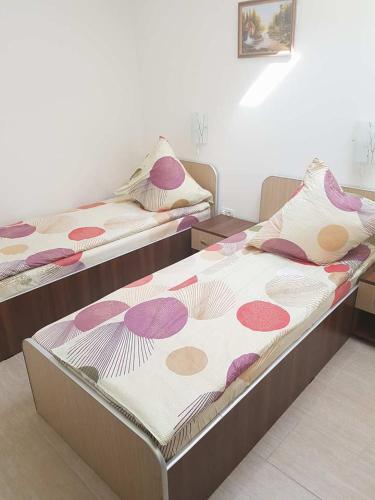 two beds sitting in a room with at Onalisa in Arad