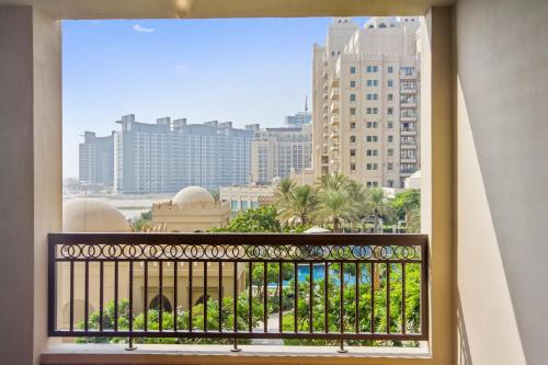 Galeriebild der Unterkunft Bespoke Holiday Homes - Palm Jumeirah- 2 Bedroom with Gym, Beach & Pool Access, Fairmont South in Dubai