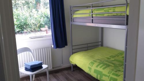 オンメンにあるVechtdalhuisje 16の小さなベッドルーム(二段ベッド1組、窓付)