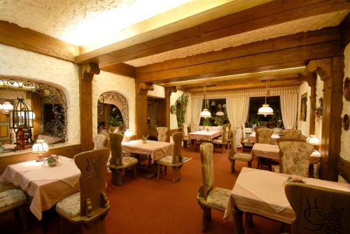 a restaurant with tables and chairs in a room at Hotel Gondel in Altenkunstadt