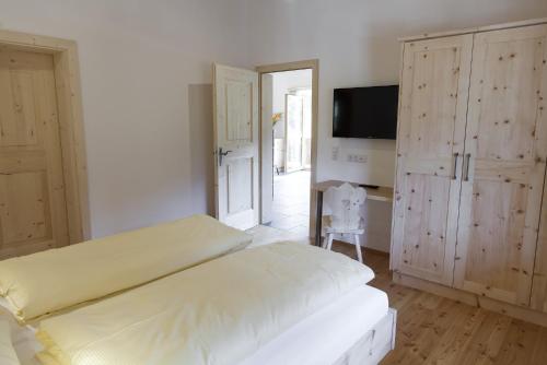 Una cama o camas en una habitación de Alpenresidenz Ötztal
