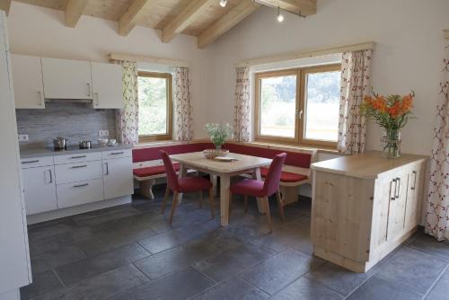Una cocina o cocineta en Alpenresidenz Ötztal