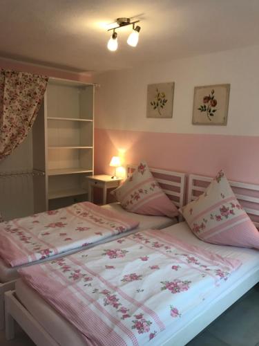1 dormitorio con 1 cama con sábanas y almohadas rosas en Unterkunft für Arbeiter und Monteure, en Grafrath