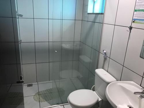 Bilik mandi di Aki Hotel