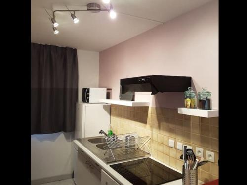 a kitchen with a sink and a counter top at Gite cosy proche Fontainebleau et foret in Noisy-sur-École