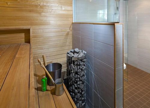 una sauna con una pila de leña y un cubo en Naava Resort, en Ähtäri