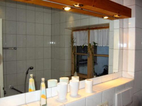 ロッテンブーフにあるMartina's placeのバスルーム(鏡、洗面台、バスアメニティ付)