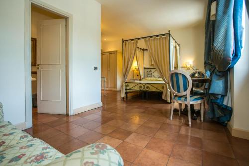 a bedroom with a bed and a table and a chair at Hotel Quadrifoglio Roma Eur in Mostacciano 
