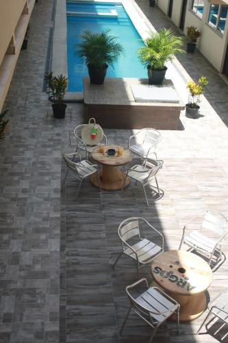 Bazén v ubytování Hotel Puerto Inn nebo v jeho okolí