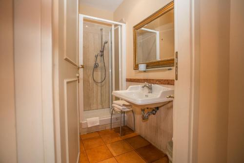 a bathroom with a sink and a shower at Hotel Quadrifoglio Roma Eur in Mostacciano 