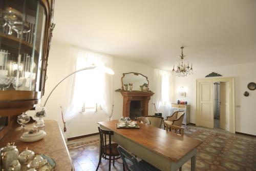 a living room with a table and a dining room at Casa Aulivo in Caiazzo