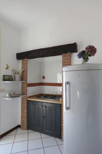 a kitchen with a stove and a refrigerator at Casa Aulivo in Caiazzo